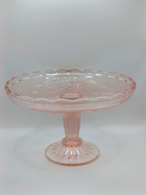 Patera na nodze Ząbkowice nr 2239 – rozalinowe szkło z okresu PRL