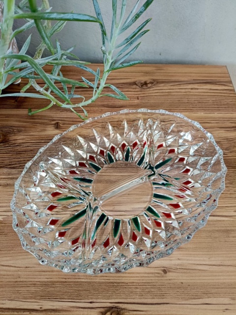 Szklana patera z kolorowym wzorem – stylowa ozdoba w klimacie PRL