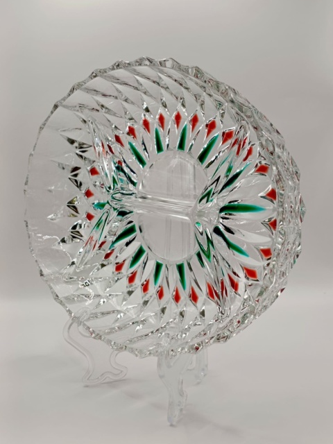 Szklana patera z kolorowym wzorem – stylowa ozdoba w klimacie PRL