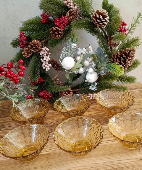 Zestaw miodowych miseczek PRL – szkło prasowane